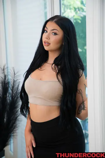 Holly Day – Thick Brunette Sucks and Fucks Outdoors