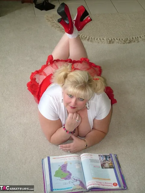 Taffy Spanx: Curvy Blonde MILF Pulls Red Thong Aside for Dildo – photo 3 of 16