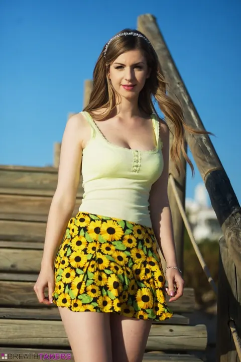 Stella Cox: Thick British Brunette Exposes Her Big Tits on Public Pier – photo 3 of 12