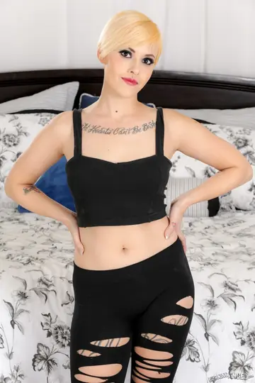 Chelsea Grinds – Tattooed Blonde PAWG Spreads Her Ass in Yoga Pants and Heels