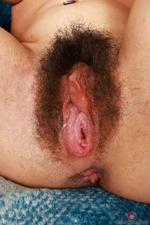 Amber Summer: Petite Latina Spreads Her Hairy Pussy – photo 9 of 21