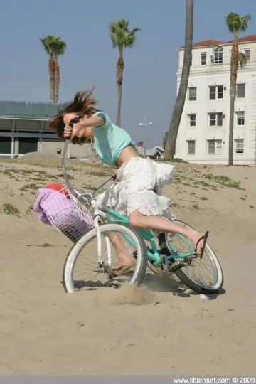 Katie Reynolds – Slim Brunette in Glasses Gives a Blowjob and Titjob at the Beach