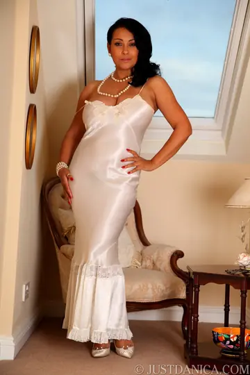 Brunette Ebony MILF Lifts Her Top and Shows Her Pussy in a Skirt