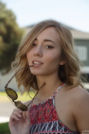 Dallas Mills – Slim Babe Flashes Panties Outdoors