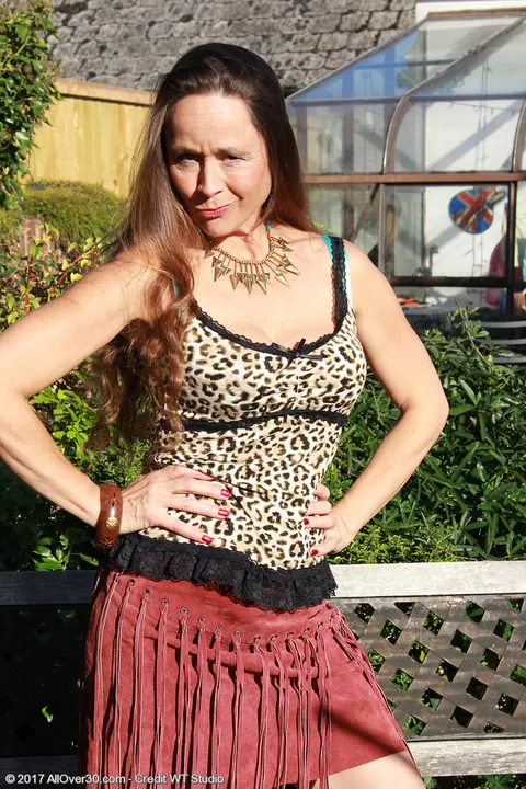 Josie Posie: British MILF Flashes Her Big Tits and Spreads Outdoors – photo 3 of 15