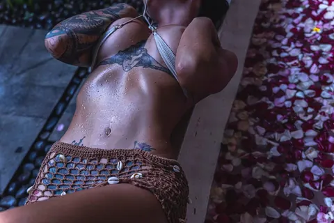 Tattooed Curvy Babe with Big Tits Strips and Spreads Her Legs – photo 6 of 11
