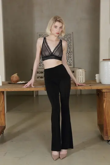 Molly Devon – Short-Haired Blonde in Heels Spreads and Gets Fucked