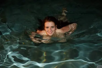 Emmy Sinclair – Slim Short-Haired Brunette Shows Her Big Natural Tits and Spreads in Bath