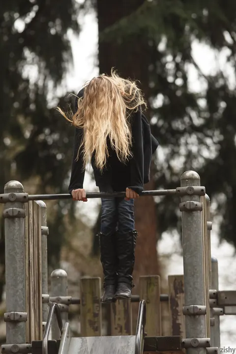 Kendra Sunderland: Busty Blonde Strips Outdoors in Her Boots – photo 4 of 11
