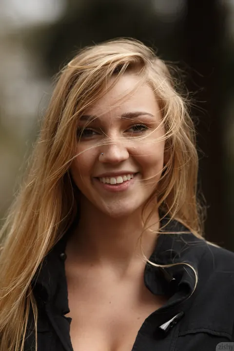 Kendra Sunderland: Busty Blonde Strips Outdoors in Her Boots – photo 6 of 11
