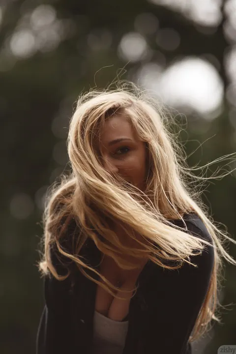 Kendra Sunderland: Busty Blonde Strips Outdoors in Her Boots – photo 3 of 11