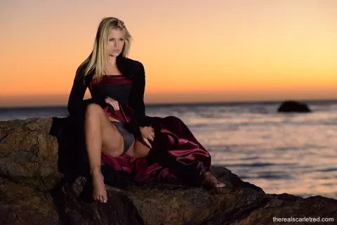 Scarlet Red: Tall Blonde Strips Topless on the Beach – photo 3 of 14