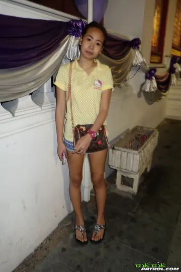 Slim Thai Woman Shows Her Hairy Pussy on the Bed