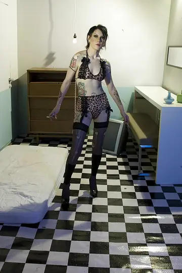 Cadence st john – Brunette MILF in Lingerie and Heels Fingers Her Pussy and Shows Her Big Ass
