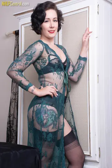 Belle OHara – Pale British Brunette in Lingerie Spreads Her Pussy Lips