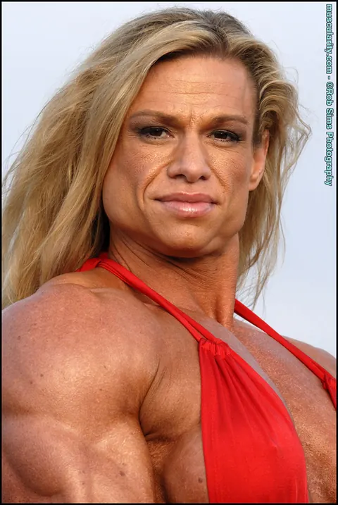 Tina Chandler: Blonde Female Bodybuilder Poses in a Bikini on the Beach – photo 12 of 15