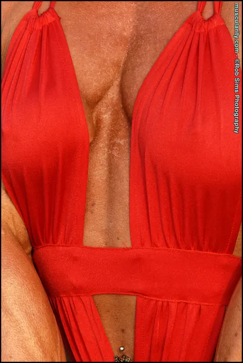 Tina Chandler: Blonde Female Bodybuilder Poses in a Bikini on the Beach – photo 13 of 15