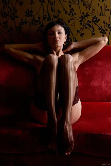 Loreen A – Tall Hairy Brunette Poses Nude and Shows Her Natural Body