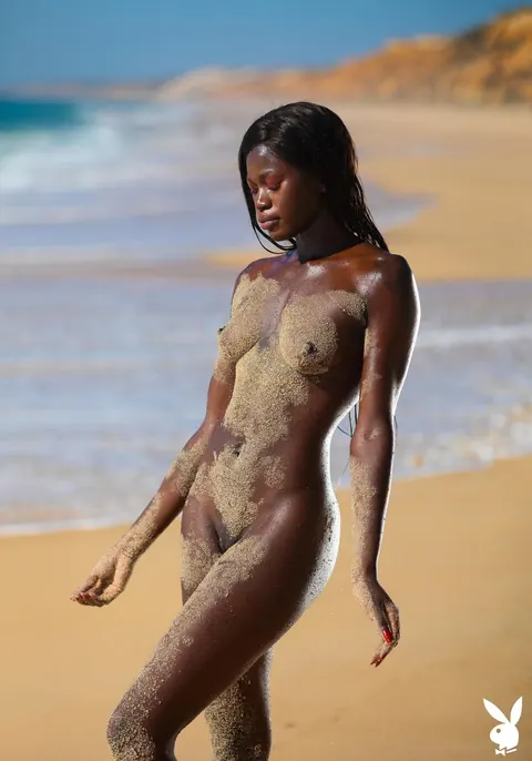 Naomi Nash: Blonde Black Babe Spreads Her Shaved Pussy on the Beach – photo 17 of 17