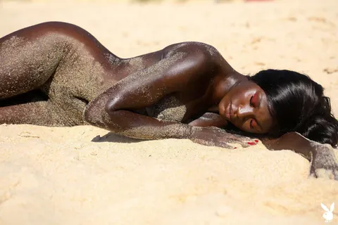 Naomi Nash: Blonde Black Babe Spreads Her Shaved Pussy on the Beach – photo 14 of 17