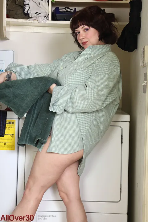 Curvy Mature Woman Pulls Panties Aside – photo 3 of 16