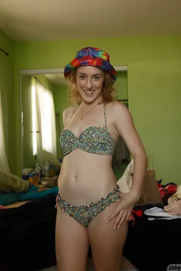 Bonnie Grey – Blonde Babe Reveals Her Ass and Spreads Outdoors in a Bikini