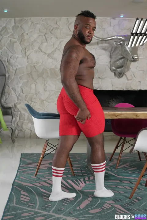 Thick Athletic Men Kiss Before Interracial Anal – photo 3 of 21
