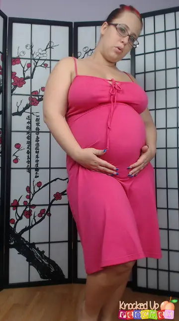 Georgia Peach – Curvy Blonde MILF Shows Her Pregnant Body in Panties