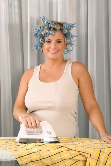 Kala Prettyman – Curvy Blonde MILF Undresses and Spreads Her Trimmed Pussy