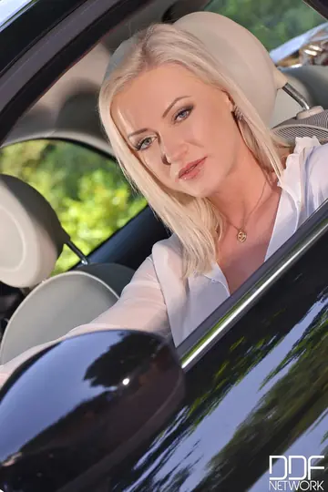 Vicktoria Redd – Czech MILF with Big Tits Spreads Her Pussy by the Car