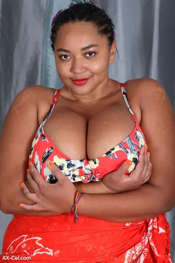 Thick Ebony MILF Strips to Show Her Big Tits and Heavy Ass