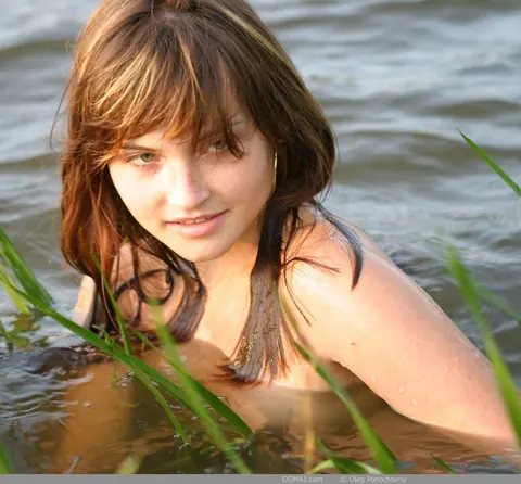 Redhead Poses Nude in the River Outdoors – photo 12 of 20