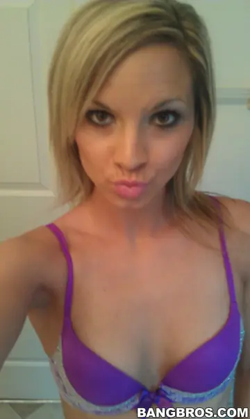 Ashley Sinclair – Petite Blonde Deepthroats and Rides Him in the Bathroom Mirror