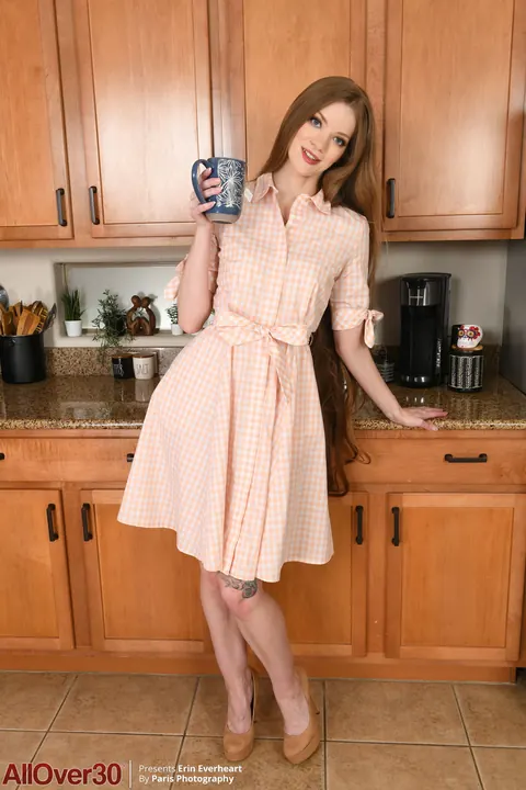 Erin Everheart: Tall Busty MILF Spreads Her Legs on the Kitchen Counter – photo 1 of 21