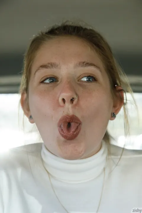 Fawn Richfield: Petite Redhead Flaunts Her Ass in a Car – photo 8 of 12