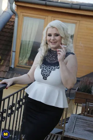 Alexa Bold – Chubby Czech MILF Strips Out of Her Skirt and Boots Outdoors