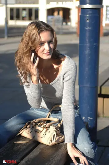 Nikkala Stott – Busty British MILF Strips Out of Her Sweater Outdoors in Jeans