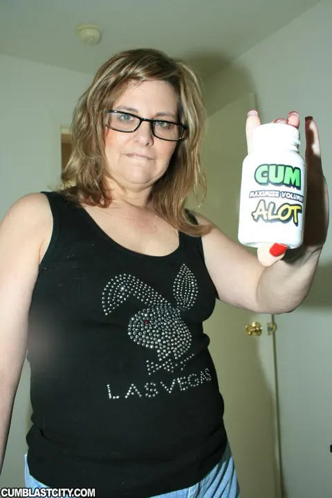 Frankie Rae: Mature Curvy Brunette in Glasses Gives a Blowjob and Takes a Facial – photo 2 of 12