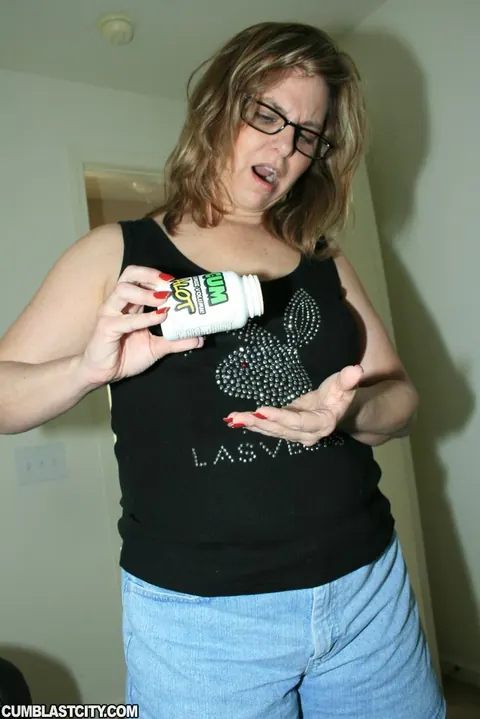 Frankie Rae: Mature Curvy Brunette in Glasses Gives a Blowjob and Takes a Facial – photo 3 of 12