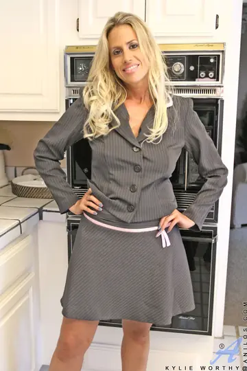 Amber Lynn Scott – Blonde MILF in a Skirt Gets Fucked and Takes a Cumshot