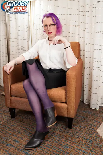 Trans Woman in Pantyhose Spreads Her Ass