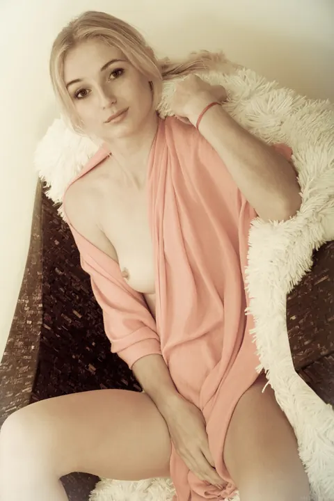 Leona Honey: Blonde Strips Nude and Poses Displaying Her Small Natural Tits – photo 2 of 21