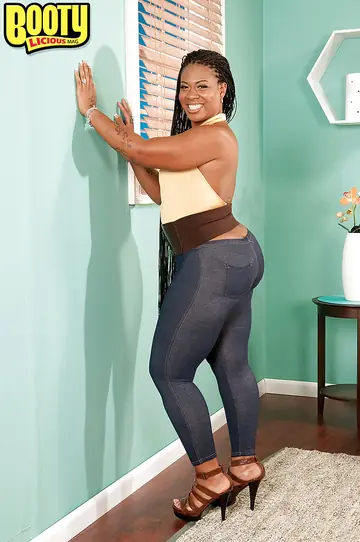 Neecie Hardy – Ebony Brunette in Heels Shows Off Her Big Ass