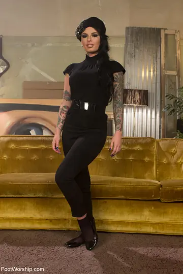 Christy Mack – Busty Brunette MILF Removes Her Socks and Spreads While Bound
