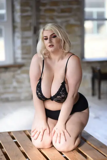 Peaches – Tall Hungarian MILF Goes Topless to Show Her Big Natural Tits