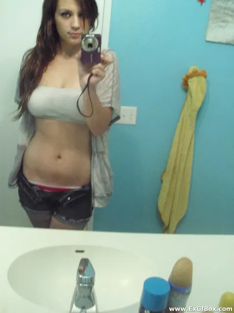 Samantha Marie: Blonde with Big Natural Tits Strips for a Selfie – photo 11 of 21