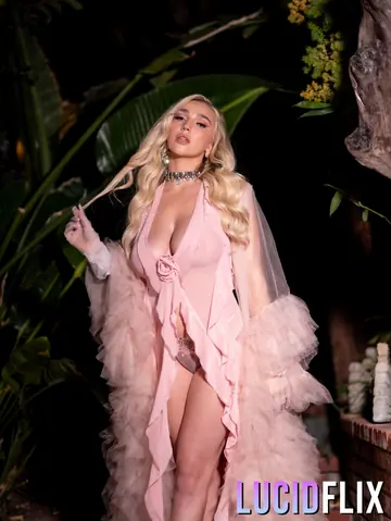 Kendra Sunderland – Tall Tattooed Blonde with Big Natural Tits Strips and Spreads