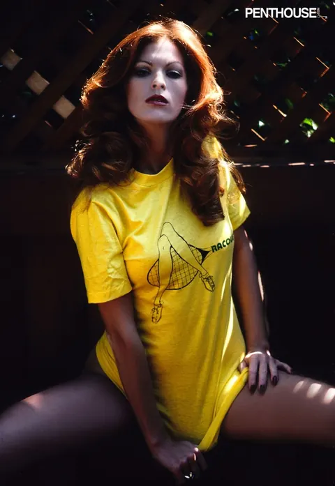 Victoria Lynn Johnson: Redhead Reveals Her Natural Tits and Poses Nude – photo 2 of 20