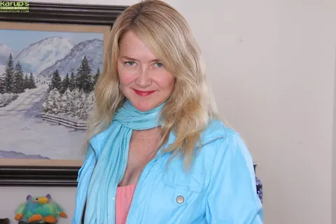 Eva Griffin: Busty Blonde MILF Strips Off Her Thong and Spreads – photo 1 of 15