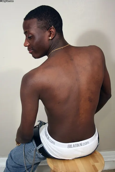 Man Strips Nude and Shows Off His Body – photo 7 of 21
